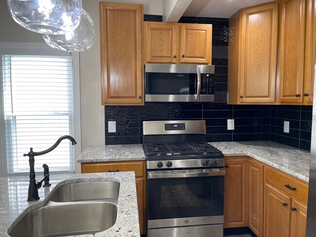 Building Photo - 608 S 39th St