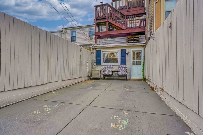 Building Photo - 907 S Bouldin St