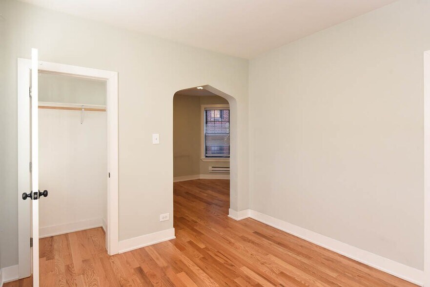 Building Photo - 4418 N Wolcott Ave