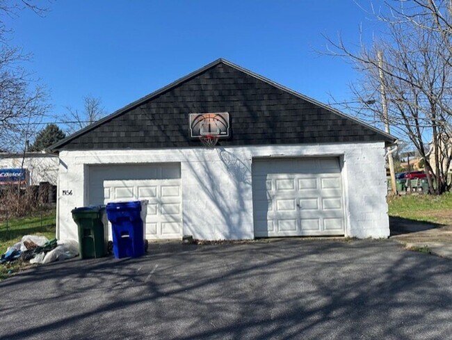 Building Photo - 219 Redwood St