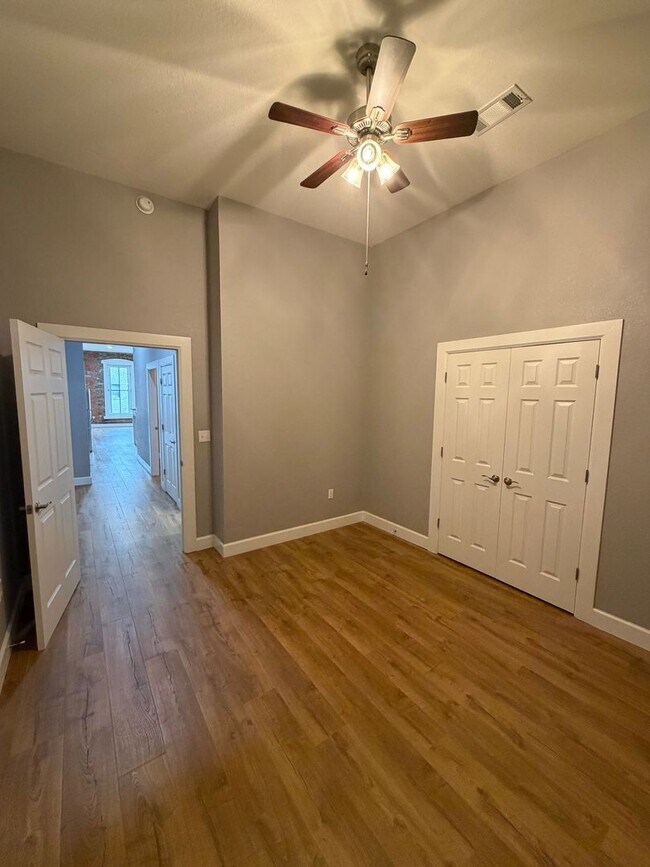 Building Photo - 616 Main St