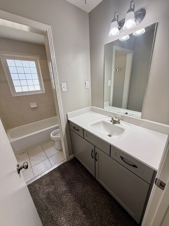 Building Photo - 1322 Shady Lawn Dr