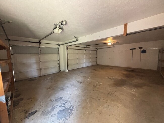 Building Photo - 3300 Wells Dr