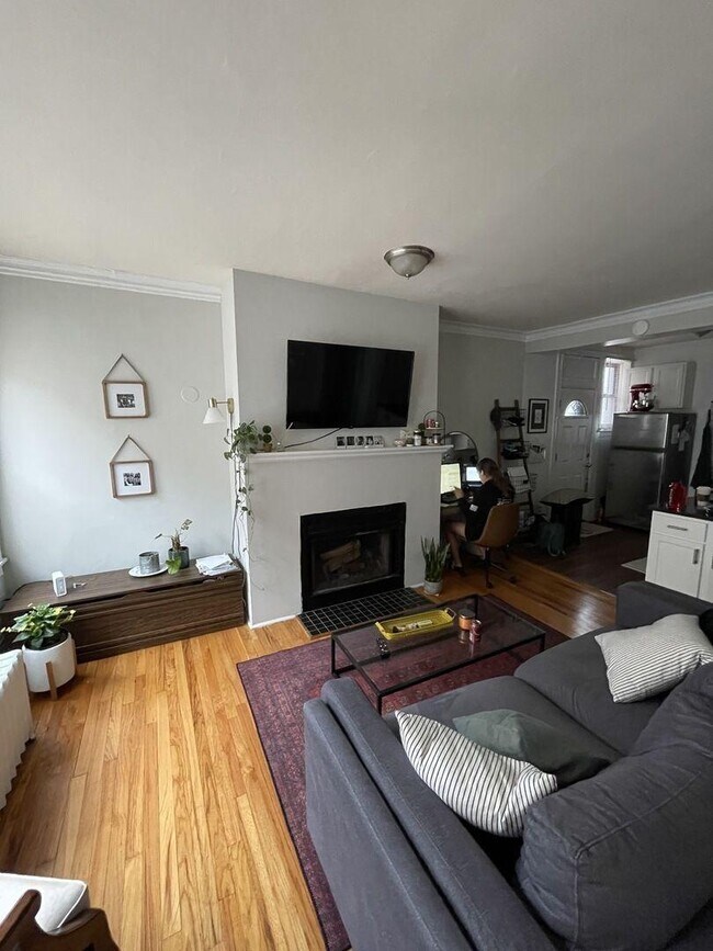 Building Photo - 1 bedroom in Chicago IL 60657
