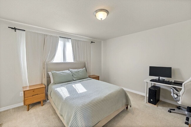 Building Photo - Spacious 3 Bed in Ventana – Open Layout, Fenced Backyard, Community Pool & Gym