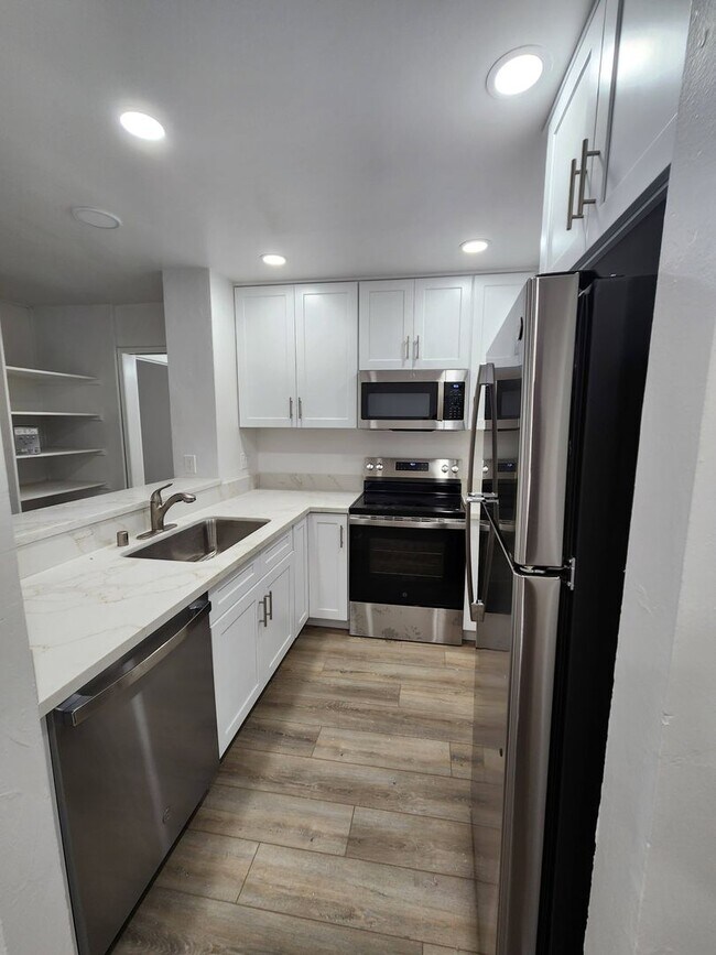 Building Photo - 2BD/2BA Condo in The Plaza Community - MOVE IN SPECIAL 1/2 OFF FIRST MONTH'S RENT