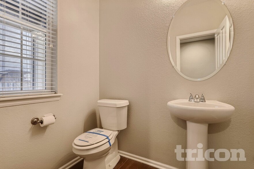 Building Photo - 555 N Kewaunee Way