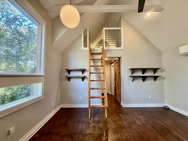 Building Photo - 574 Primitive St