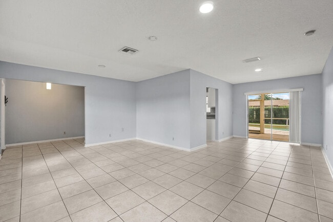 Building Photo - 4128 Chestnut Ave