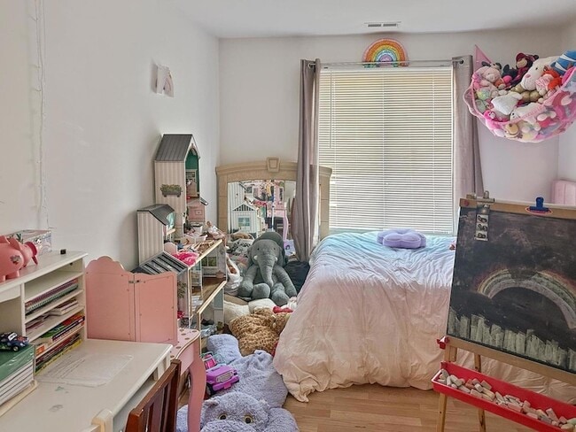 Building Photo - 209 W Ct of Shorewood