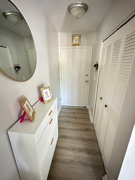 Entry hallway - 11405 3rd St N