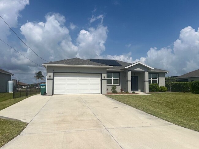 Primary Photo - Stunning furnished Pool Home for Rent in N...