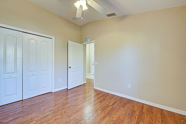 Building Photo - 2134 Boxwood St