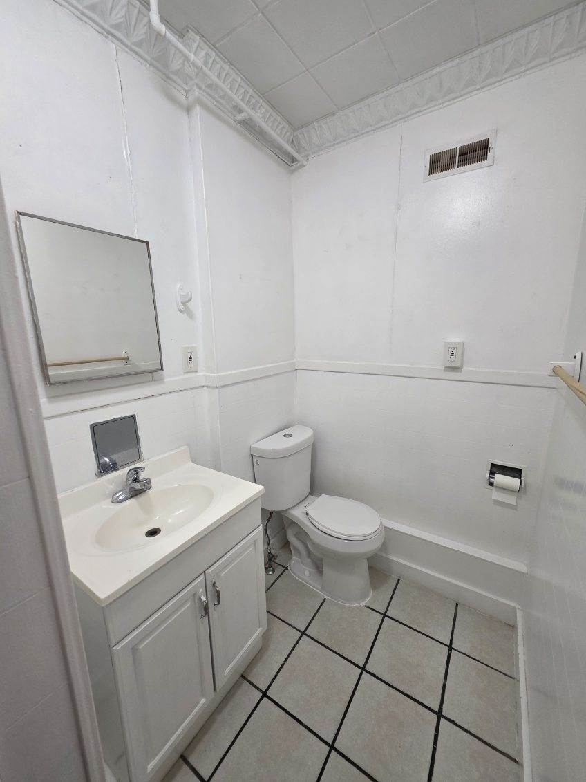Building Photo - 649 S Summer St