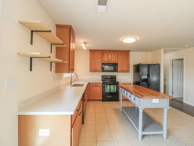 Building Photo - Modern and updated home in desirable East ...