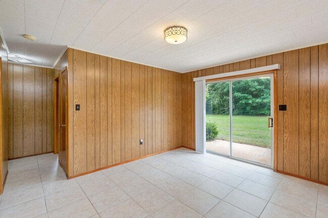 Building Photo - Charming brick home ready for move in!
