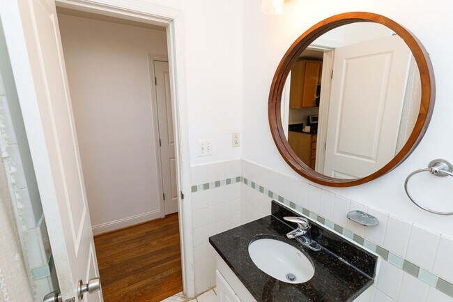 Building Photo - Conveniently Located 1 Bedroom Plus Den in Brookland