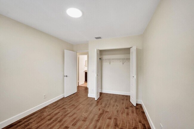 Building Photo - 949 Jade Ct