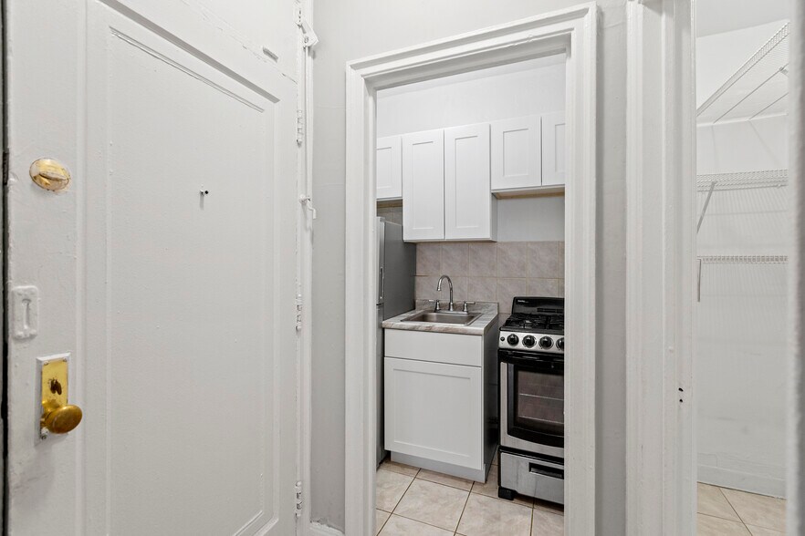 Building Photo - 428 W Wellington Ave