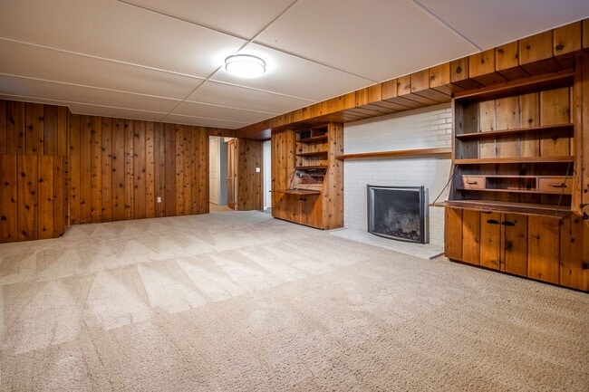 Building Photo - Portland Heights Home w/High-End Finishes! Double Range Viking Stove, Granite, Wood Floors, Sun R...