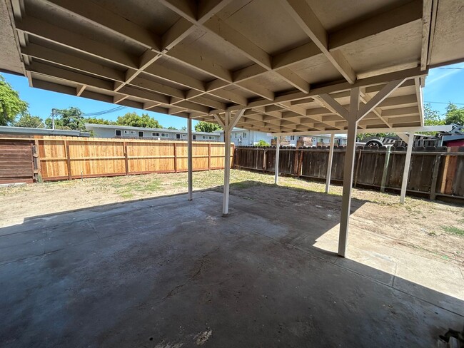 Building Photo - 1404 Grape Ave