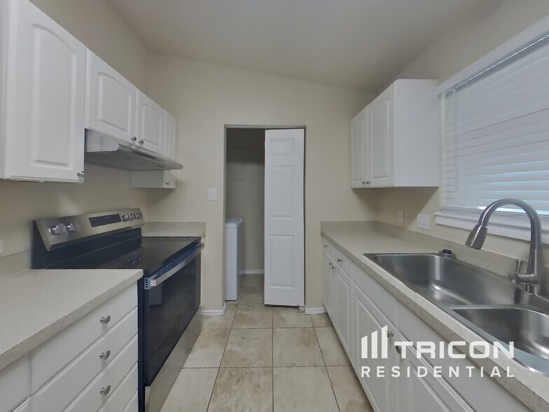 Building Photo - 901 Loganwood Dr
