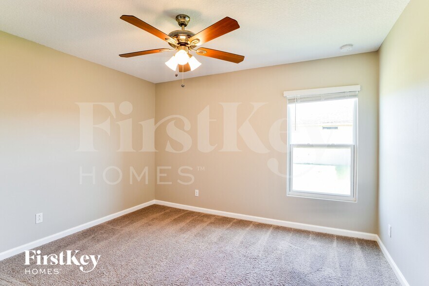 Building Photo - 1082 SW Bianca Ave