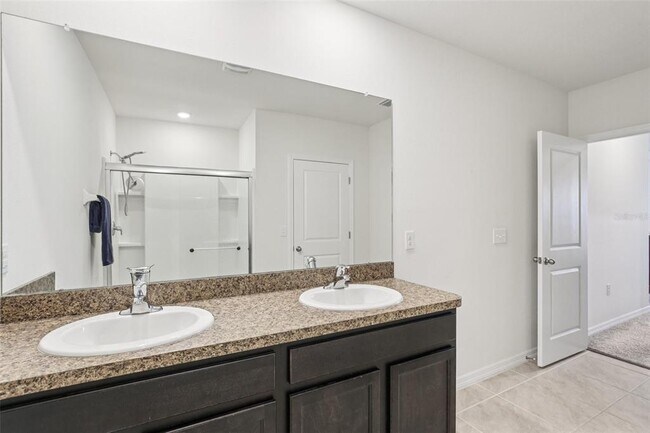 Building Photo - 15825 Mauvewood Ave
