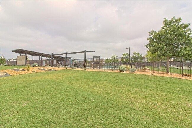 Building Photo - 200 Geminiflora Bend