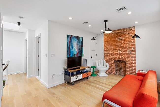 Building Photo - 634 Garden St