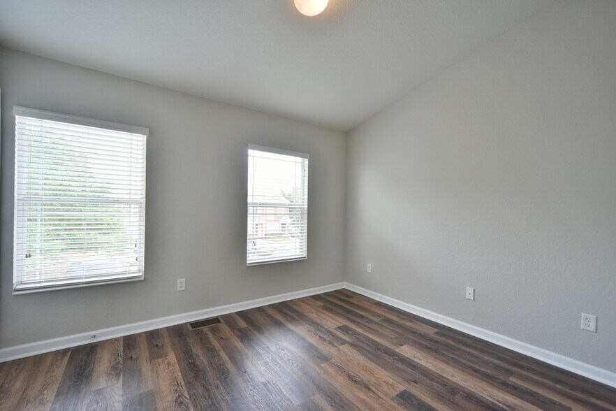 Building Photo - 4490 SW 49th Ave