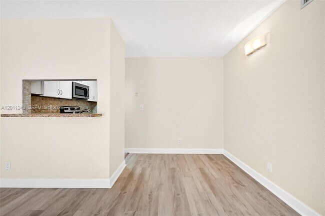 Building Photo - 1028 Twin Lakes Dr