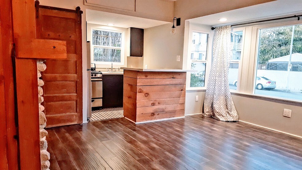 Building Photo - 257 Windward Ave