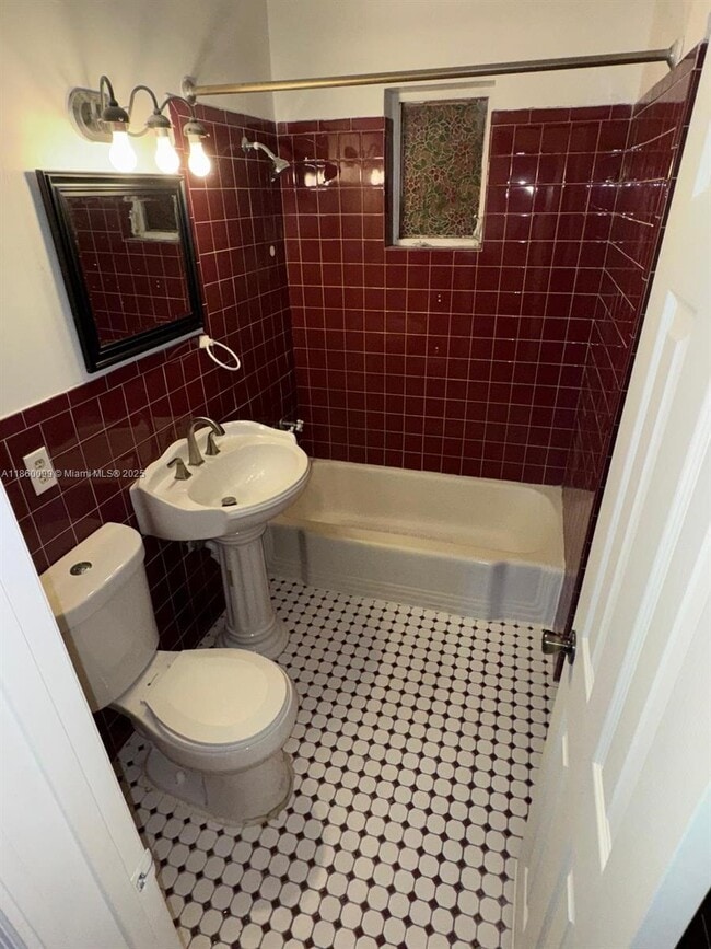 Building Photo - 609 W 39th St