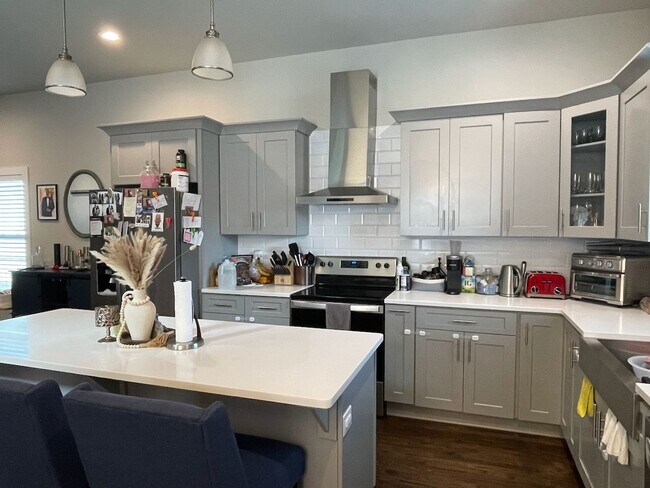 Building Photo - Convenient Living in West End