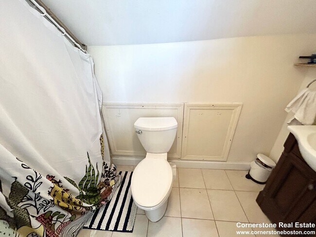 Building Photo - 5 Bed. 2 Full Bathrooms in Mission Hill, L...