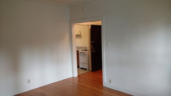 Building Photo - Fantastic Roscoe Village One Bedroom