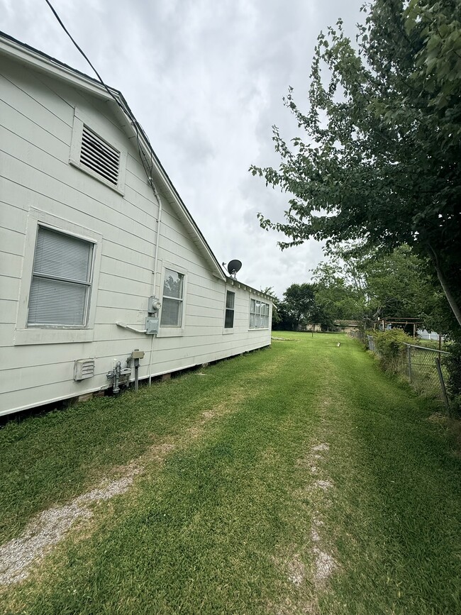 Building Photo - 2116 Creole St
