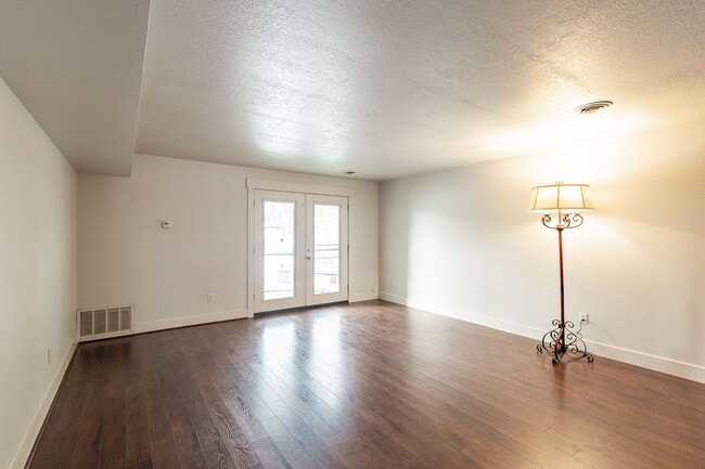 Building Photo - Newly Renovated 2 Bed 1.5 Bath Townhouse