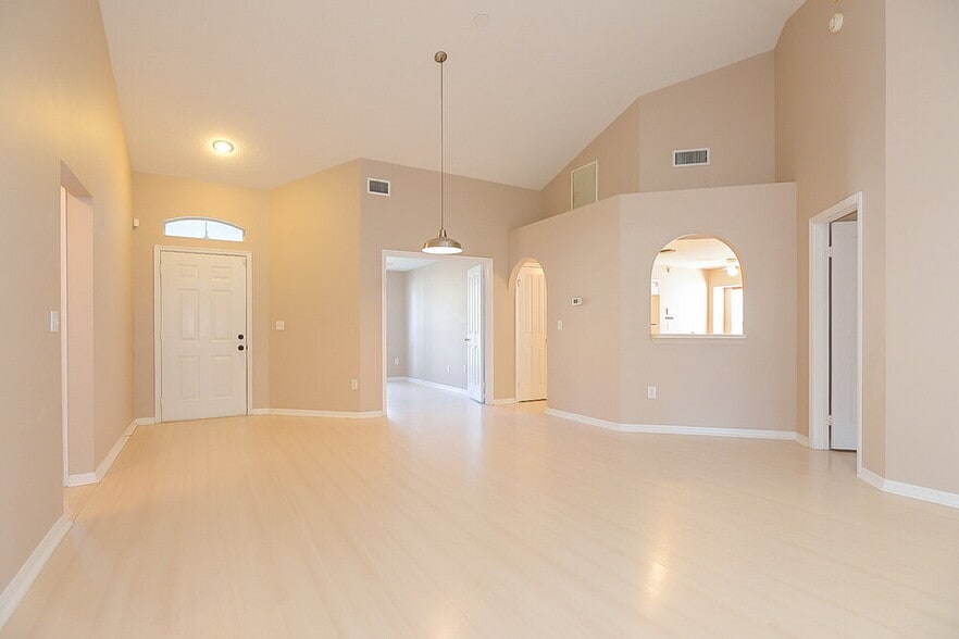 Building Photo - 28434 Meadowrush Way