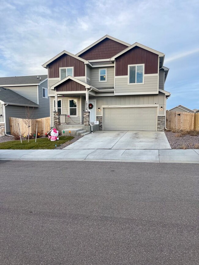 Building Photo - 4 Bedroom Home all bedrooms upstairs