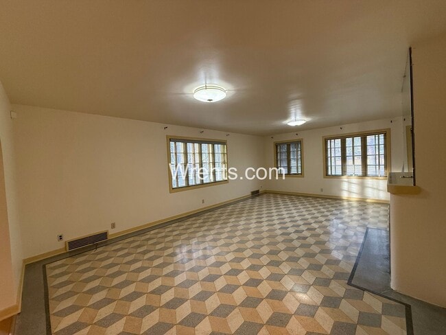 Building Photo - Stunning South Hill Home