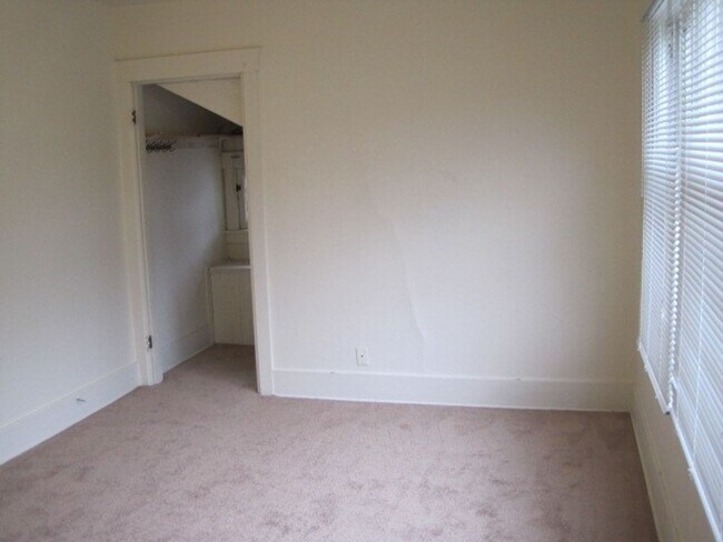 Building Photo - Live in Wallingford and Be Close to Everything!