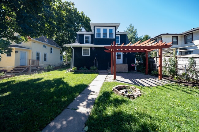 Building Photo - 2019 19th Ave NE