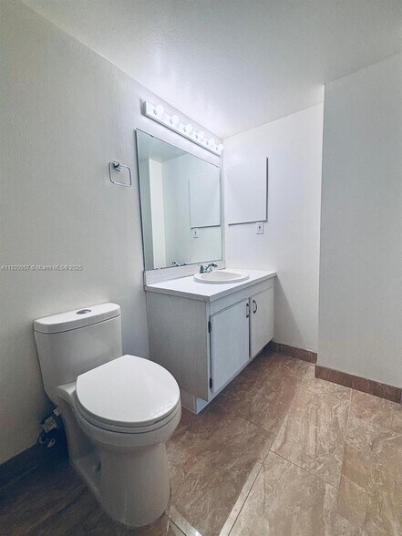 Building Photo - 3101 N Country Club Dr
