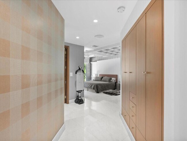 Building Photo - 3917 S Le Jeune Rd