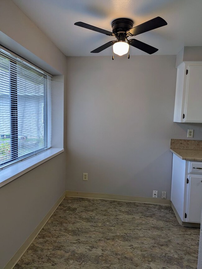 Building Photo - Beautifully Upgraded Duplex Tigard