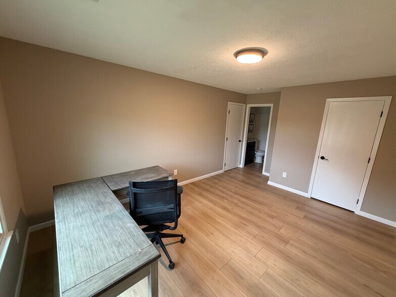 Building Photo - 8595 Scenicview Dr