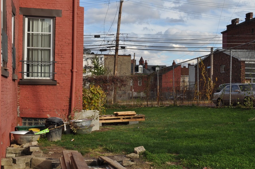 yard - 1003 Chestnut St