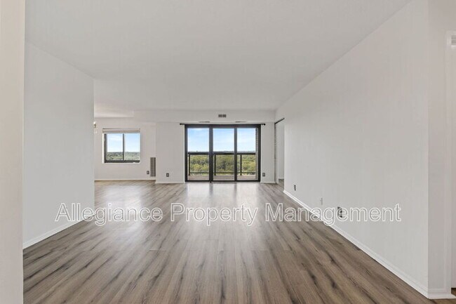 Building Photo - 309 Yoakum Pkwy